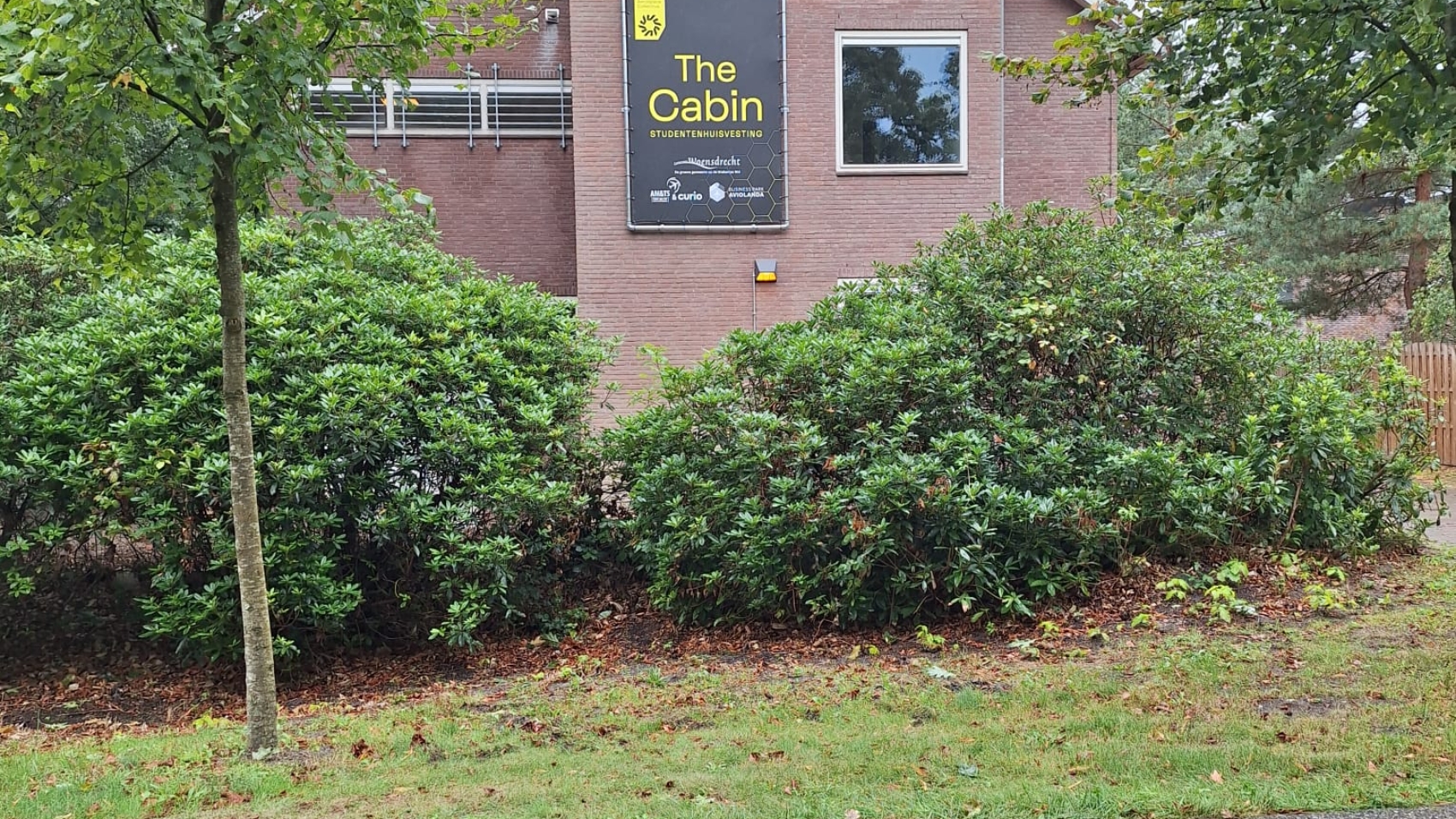 Naambord The Cabin aan gevel 1