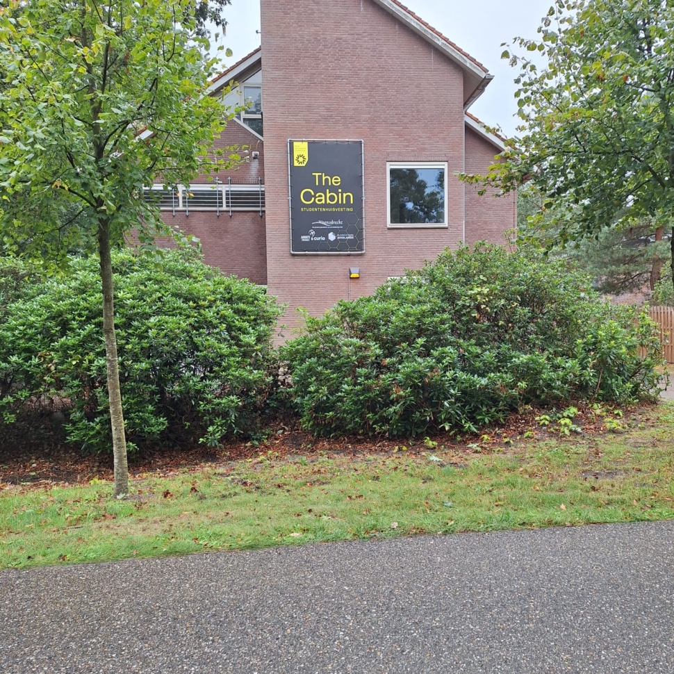 Naambord The Cabin aan gevel 1